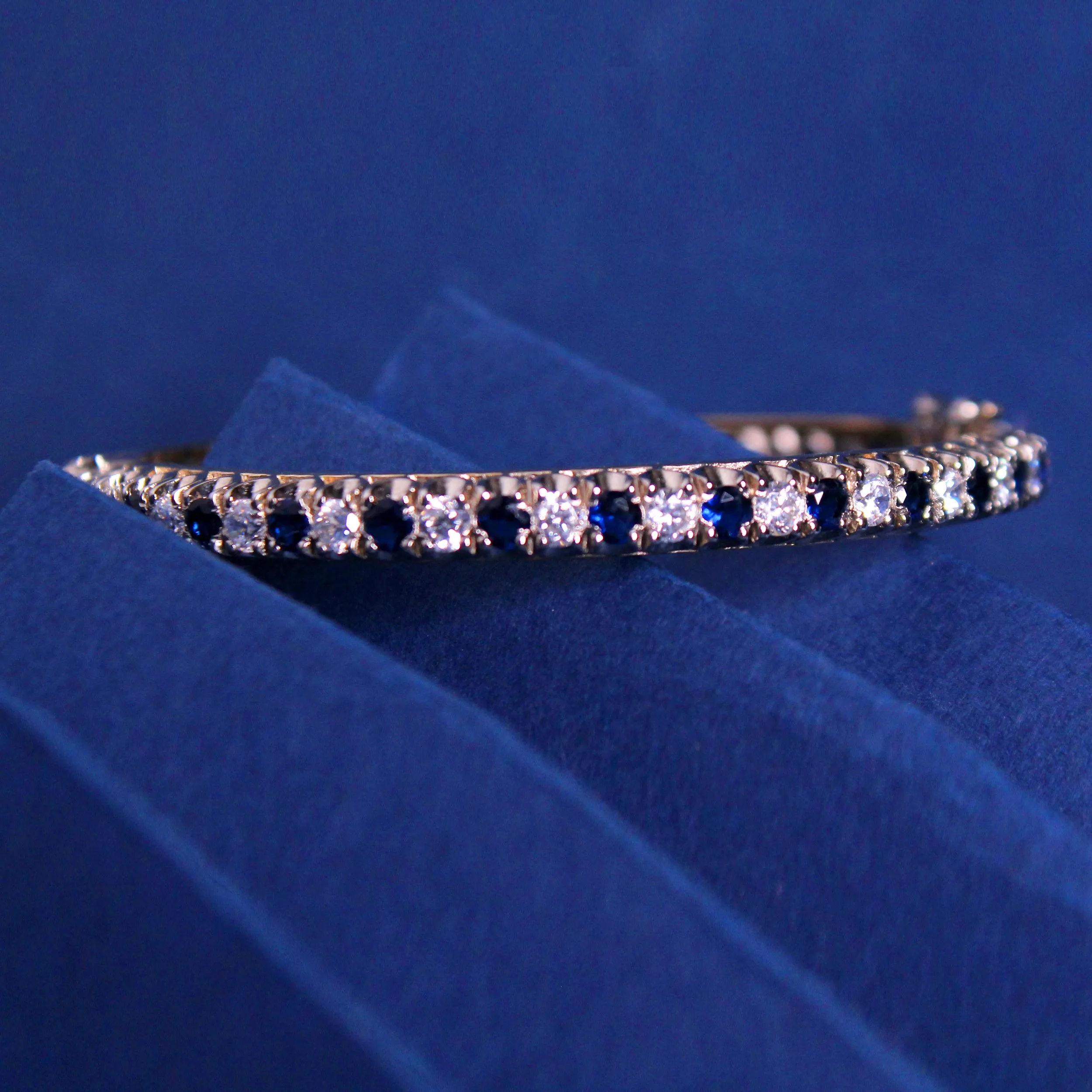 Bangle in Blue Onyx and Zircons