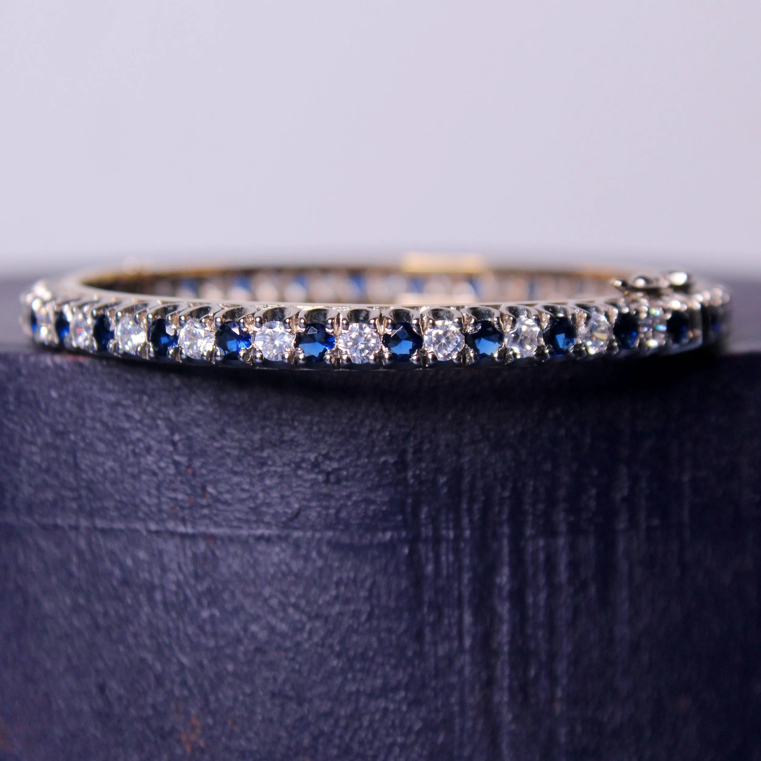 Bangle in Blue Onyx and Zircons