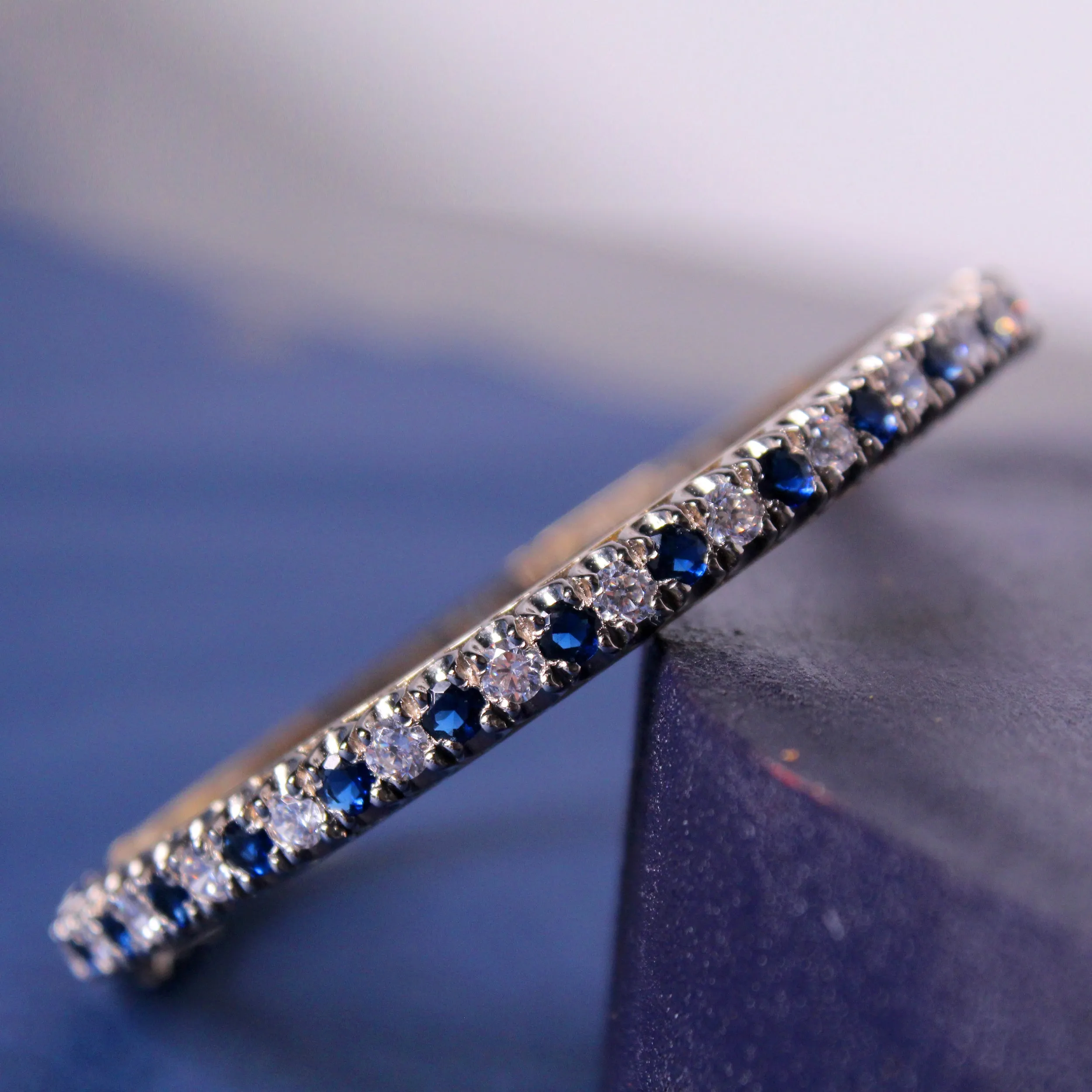 Bangle in Blue Onyx and Zircons