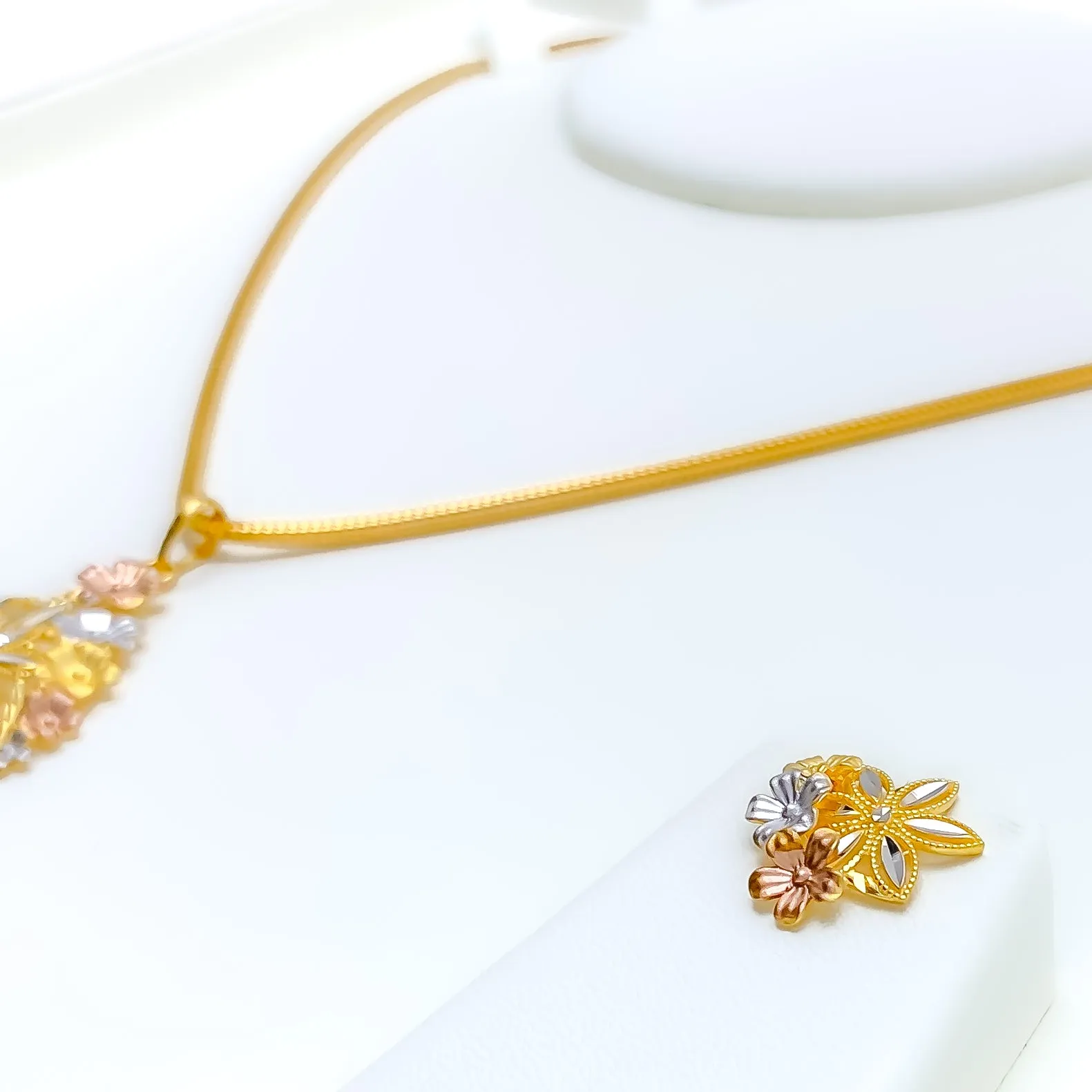 Beautiful Charming Floral 22K Gold Pendant Set