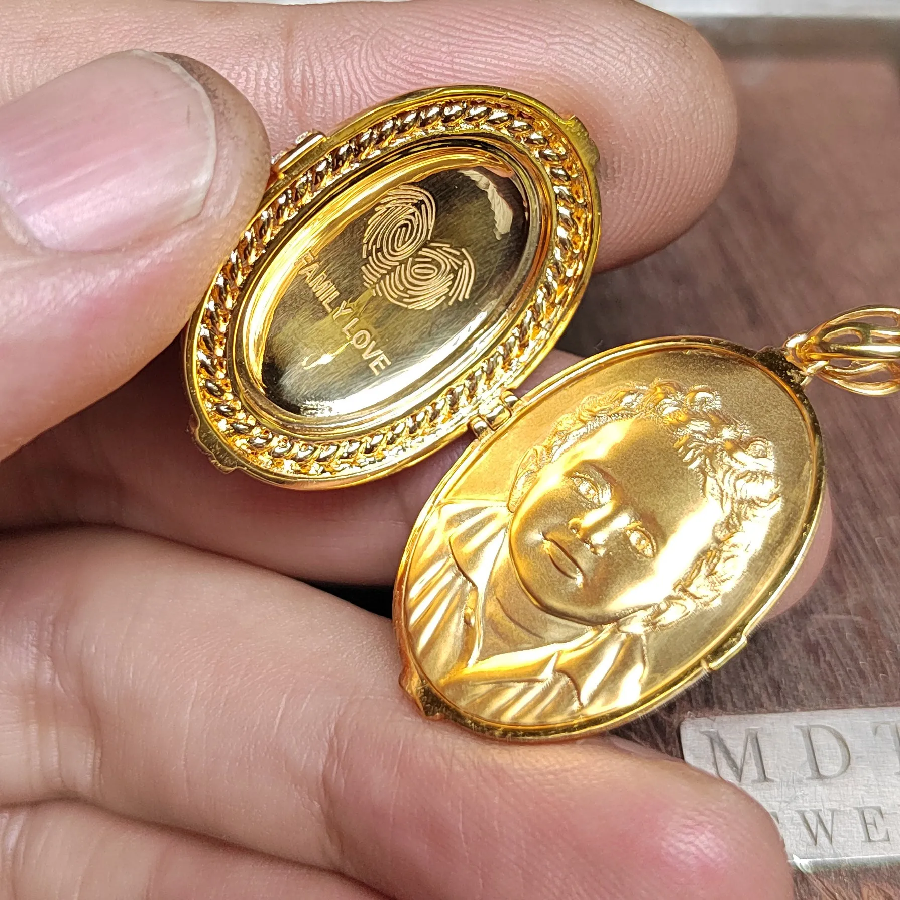 Bespoke | Gold Portrait Pednant