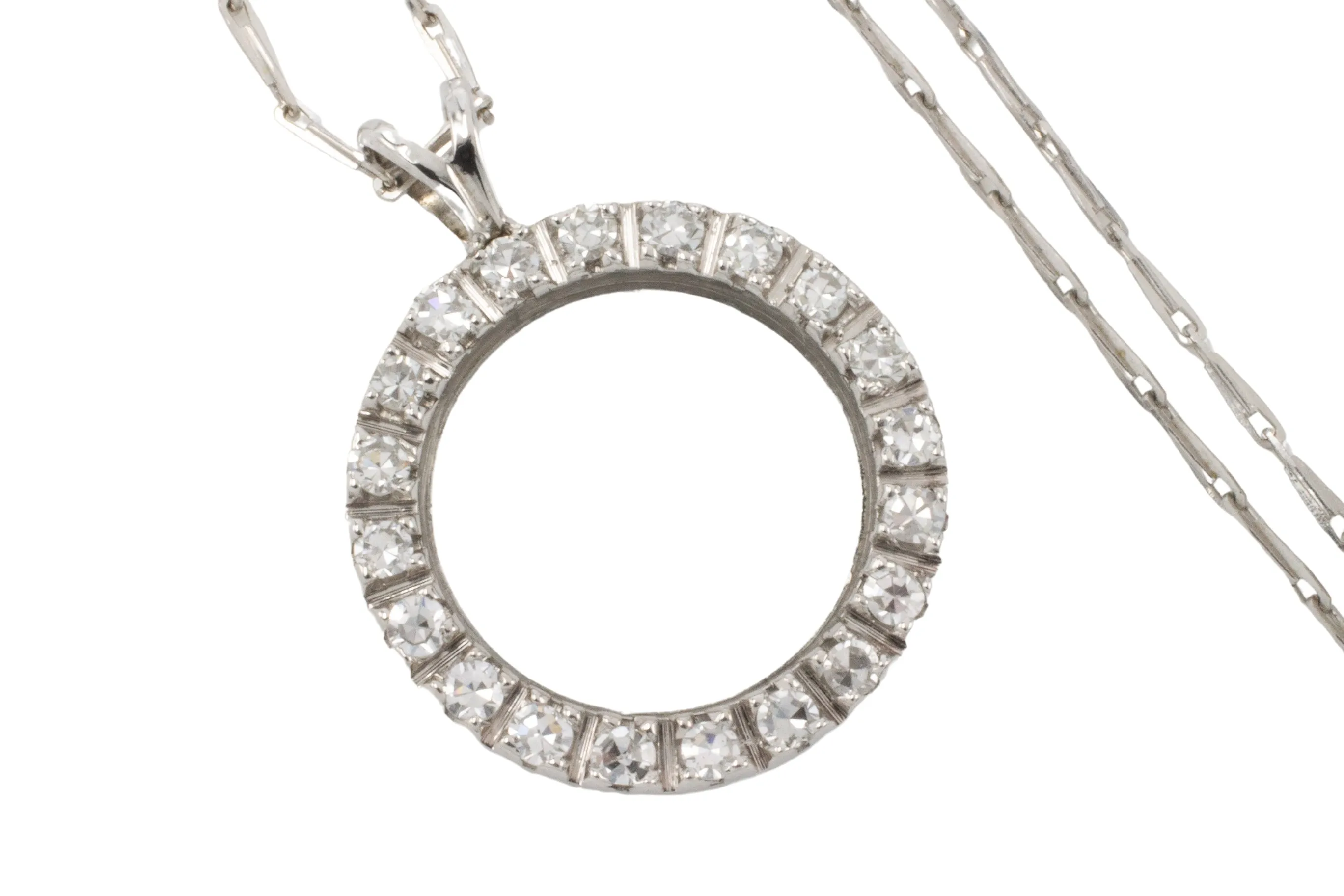 Diamond circle pendant in 18 carat gold